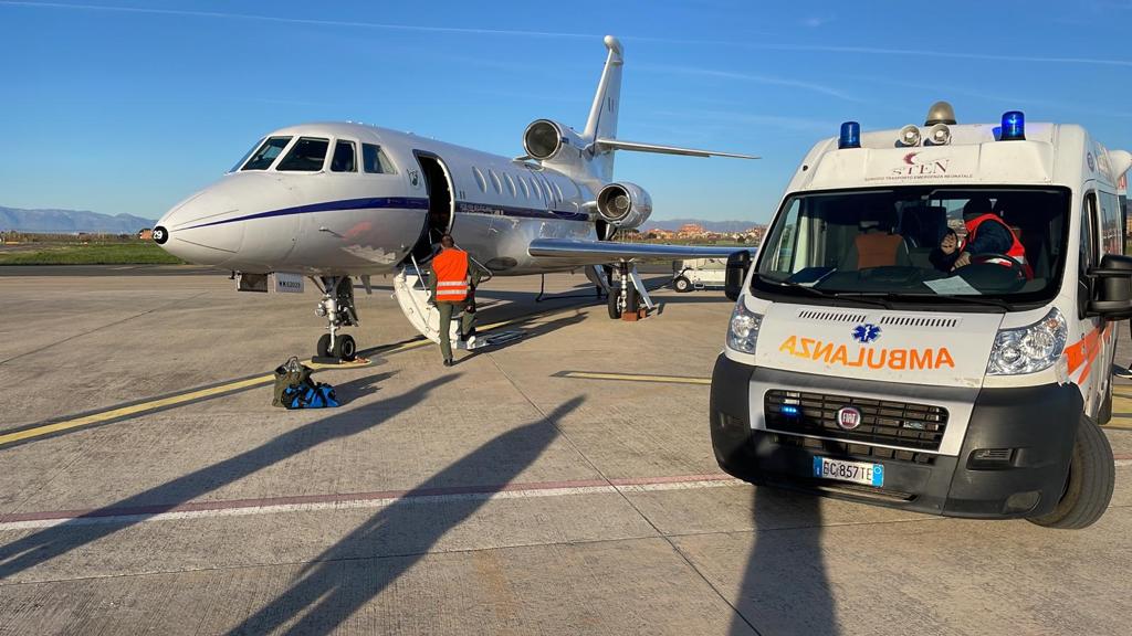 AERONAUTICA MILITARE: VOLO SALVA VITA PER UN BIMBO DI 1 GIORNO Il piccolissimo paziente è stato trasportato da Cagliari a Roma con un velivolo Falcon 50 del 31° Stormo